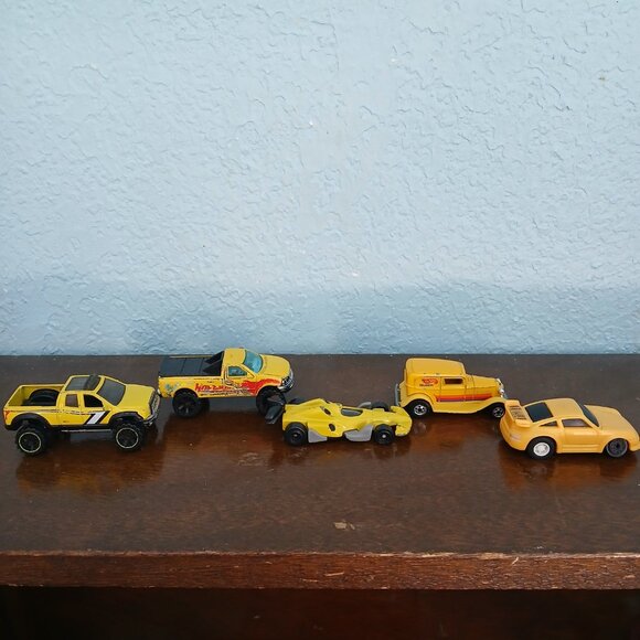 Hot Wheels Mattel Lot 36 Cars w/ Carrying Case Holds 100 Cars - Picture 6 of 16